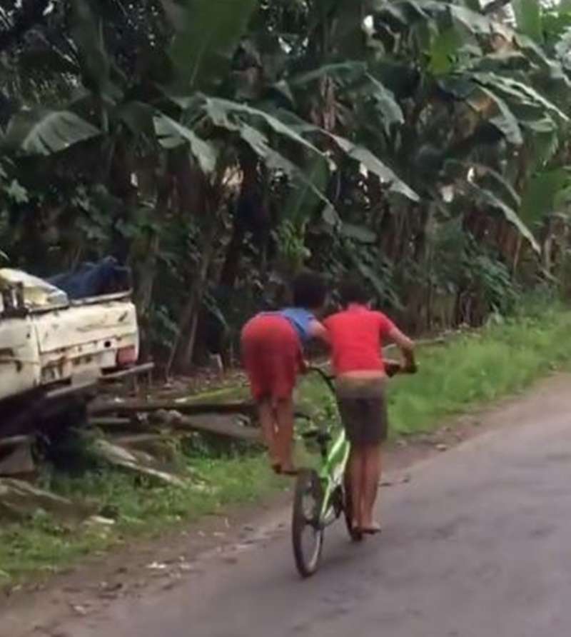 10 Potret Unik Orang Naik Sepeda, Aksinya Bikin Melongo!