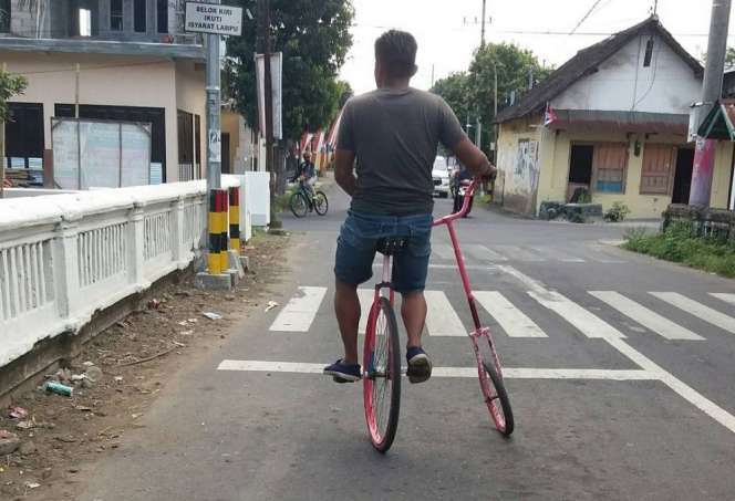 10 Potret Unik Orang Naik Sepeda, Aksinya Bikin Melongo!