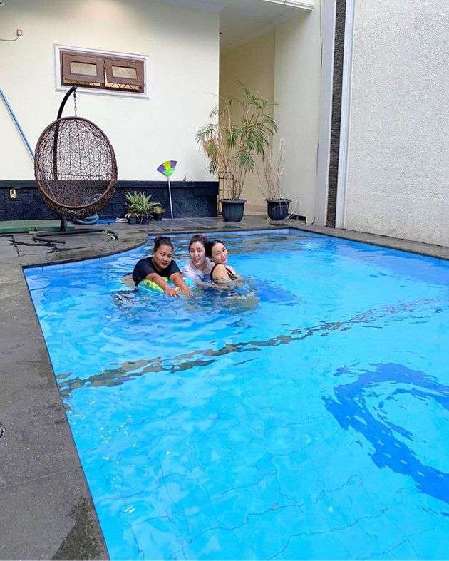 10 Potret Transformasi Rumah Zaskia Gotik, Bak Bumi dan Langit, Dulu Tinggal di Gubuk Kini Istana Megah!