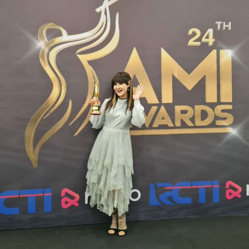 7 Potret Terbaru Ita Purnamasari, Lady Rocker yang Awet Muda di Usia 54 Tahun!