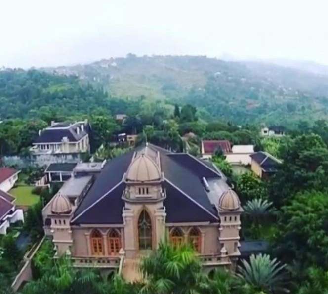 7 Potret Rumah Artis di Bandung, Milik Sule Bak Bumi dan Langit dengan Hunian di Jakarta