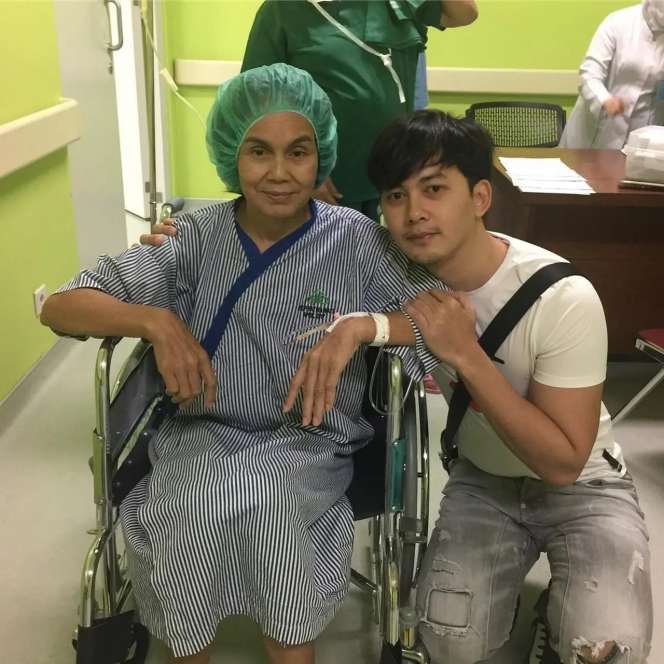 7 Potret Ibunda Kiki Farrel yang Idap Kanker, Kondisinya Pilu, Tubuhnya Kini Sangat Kurus!