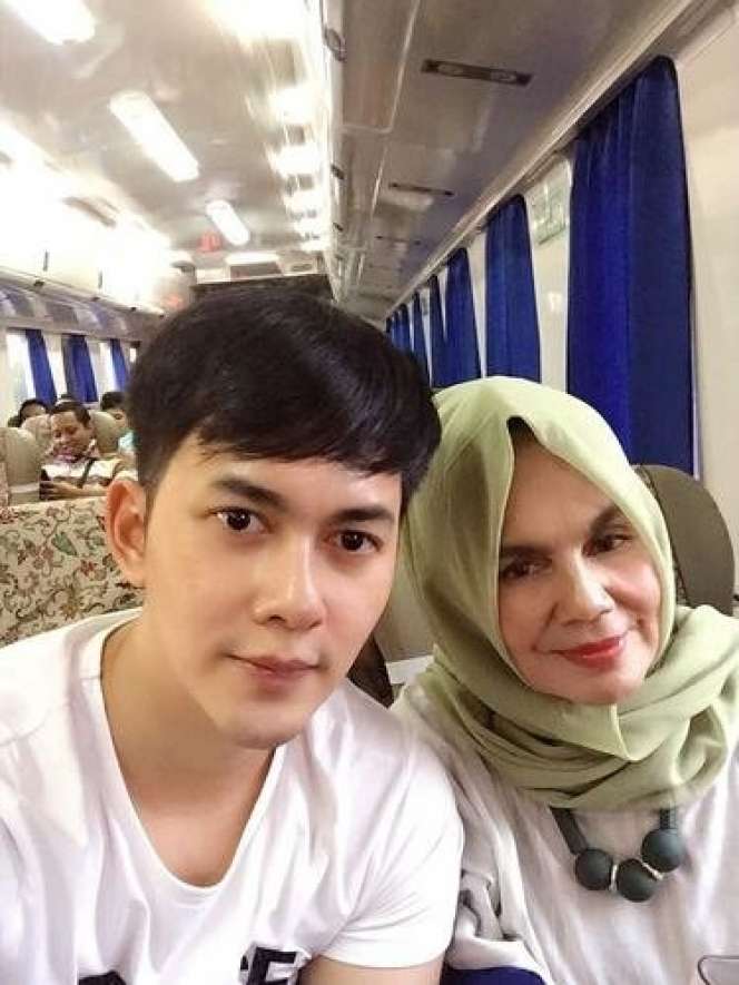 7 Potret Ibunda Kiki Farrel yang Idap Kanker, Kondisinya Pilu, Tubuhnya Kini Sangat Kurus!