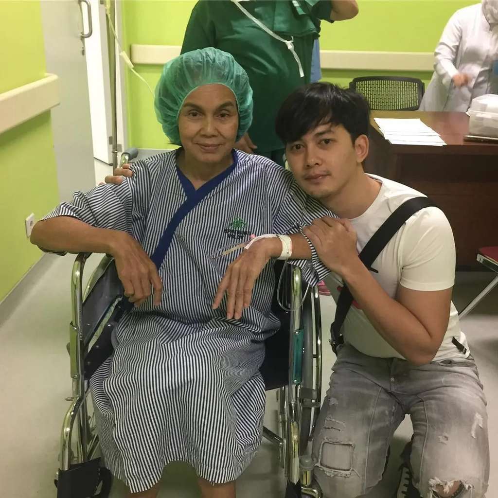 7 Potret Ibunda Kiki Farrel yang Idap Kanker, Kondisinya Pilu, Tubuhnya Kini Sangat Kurus!