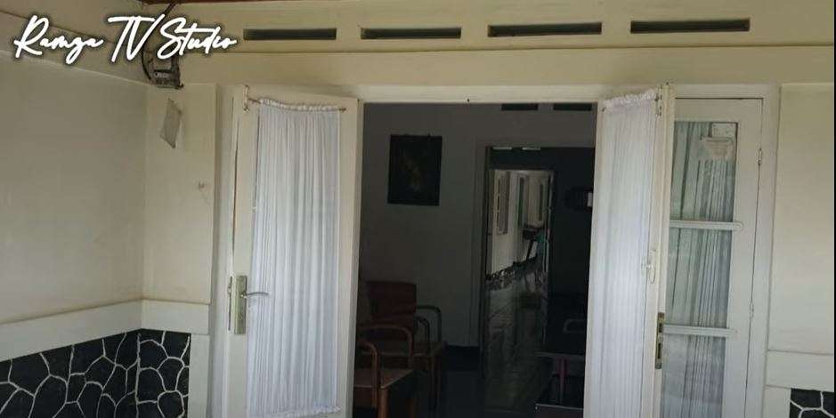10 Potret Rumah Mendiang Deddy Dores, Bentuknya Unik, Bak Bangunan Kuno Belanda!