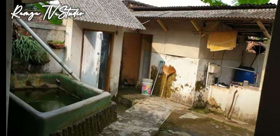 10 Potret Rumah Mendiang Deddy Dores, Bentuknya Unik, Bak Bangunan Kuno Belanda!