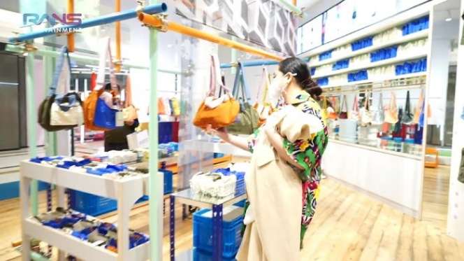 Ngabuburit di Singapura, Nagita Slavina Masuki 300 Toko Di Mall: Cari Baju Lebaran!