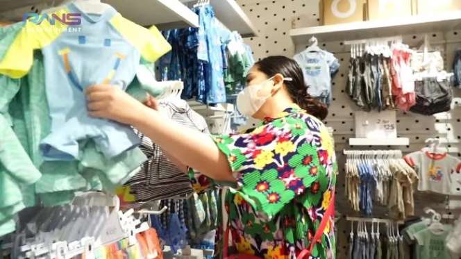 Ngabuburit di Singapura, Nagita Slavina Masuki 300 Toko Di Mall: Cari Baju Lebaran!
