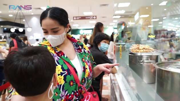Ngabuburit di Singapura, Nagita Slavina Masuki 300 Toko Di Mall: Cari Baju Lebaran!