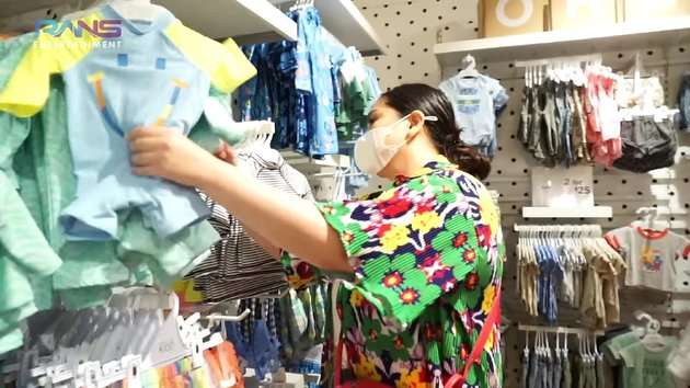 Ngabuburit di Singapura, Nagita Slavina Masuki 300 Toko Di Mall: Cari Baju Lebaran!
