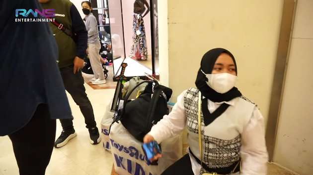 Ngabuburit di Singapura, Nagita Slavina Masuki 300 Toko Di Mall: Cari Baju Lebaran!
