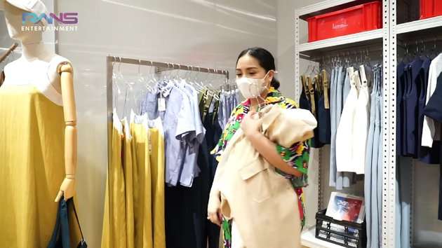 Ngabuburit di Singapura, Nagita Slavina Masuki 300 Toko Di Mall: Cari Baju Lebaran!