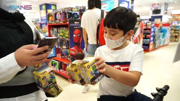 Ngabuburit di Singapura, Nagita Slavina Masuki 300 Toko Di Mall: Cari Baju Lebaran!