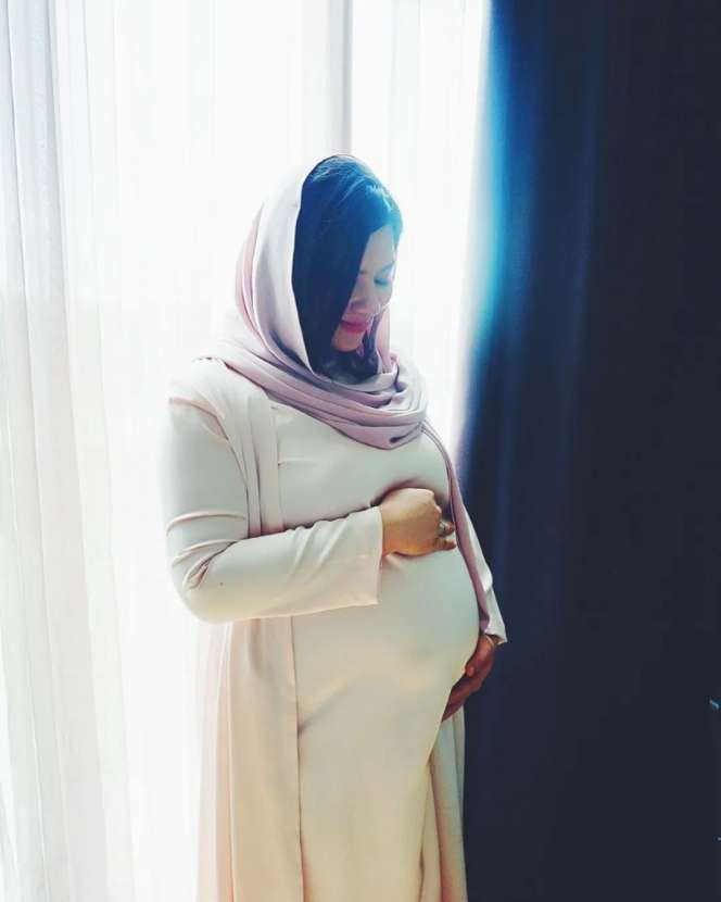Lama Tak Muncul Di Layar Kaca, Inilah Potret Terbaru Eriska Rein yang Sedang Hamil Anak Kedua!