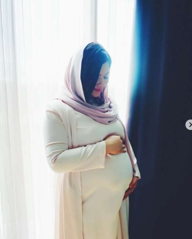 Lama Tak Muncul Di Layar Kaca, Inilah Potret Terbaru Eriska Rein yang Sedang Hamil Anak Kedua!