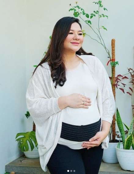 Lama Tak Muncul Di Layar Kaca, Inilah Potret Terbaru Eriska Rein yang Sedang Hamil Anak Kedua!