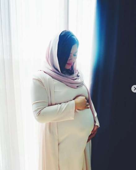 Lama Tak Muncul Di Layar Kaca, Inilah Potret Terbaru Eriska Rein yang Sedang Hamil Anak Kedua!