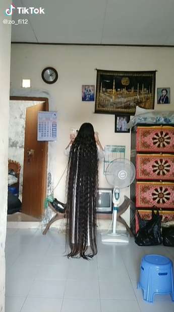 Viral! 8 Potret Gadis Cantik 19 Tahun Tak Potong Rambut Dari Bayi, Dijuluki ‘Rapunzel Lokal’