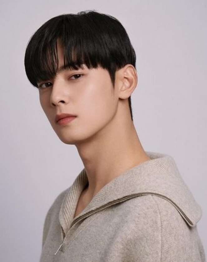 Potret Cha Eun Woo, Artis Korea yang Gemar Makan Snack Indonesia
