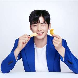 Potret Cha Eun Woo, Artis Korea yang Gemar Makan Snack Indonesia