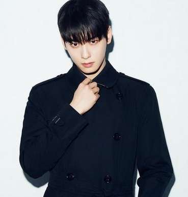 Potret Cha Eun Woo, Artis Korea yang Gemar Makan Snack Indonesia