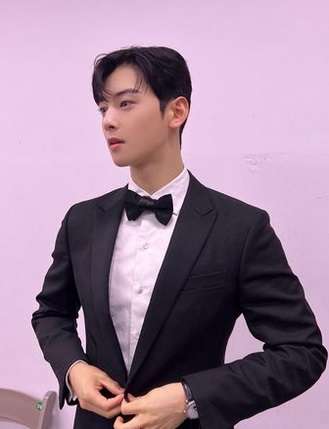 Potret Cha Eun Woo, Artis Korea yang Gemar Makan Snack Indonesia