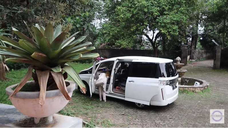 10 Potret Rumah Dina Mariana, Artis yang Dikabarkan Hilang, Super Mewah Ada Air Terjun!