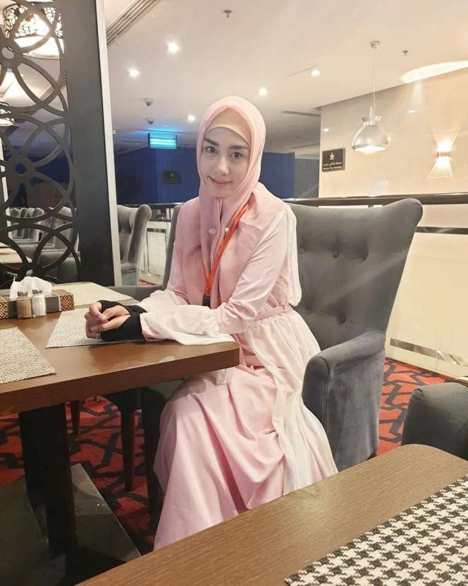 Biasa Makeup Tebal, Intip 9 Potret Seleb Istri Pejabat Tampil Polos Tanpa Riasan, Beda Banget!