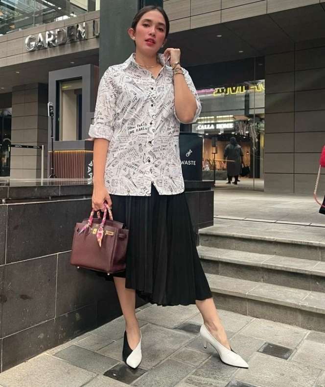 7 Potret Terbaru Ussy Sulistiawaty Usai Turun 23 Kilo, Body Langsingnya Bikin Pangling!