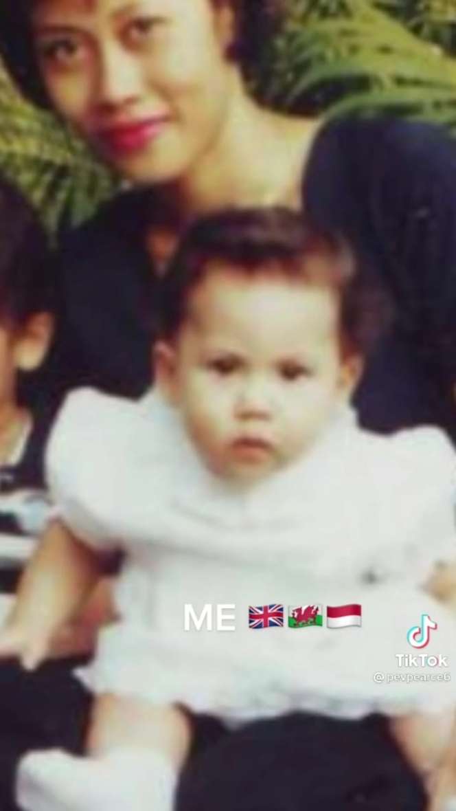 8 Potret Lawas Ibunda Pevita Pearce, Cantiknya Natural Banget!