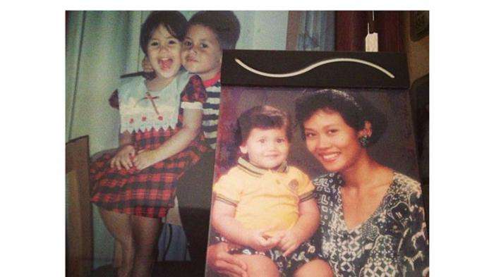 8 Potret Lawas Ibunda Pevita Pearce, Cantiknya Natural Banget!