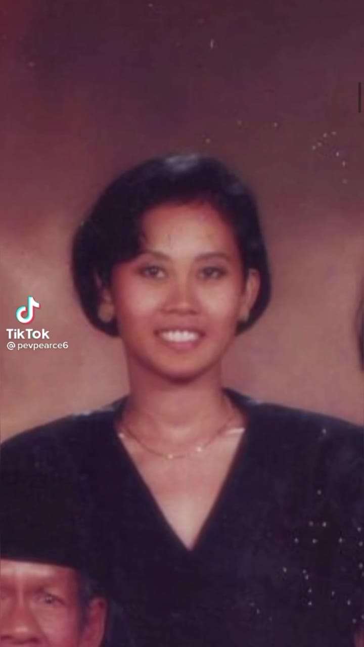 8 Potret Lawas Ibunda Pevita Pearce, Cantiknya Natural Banget!