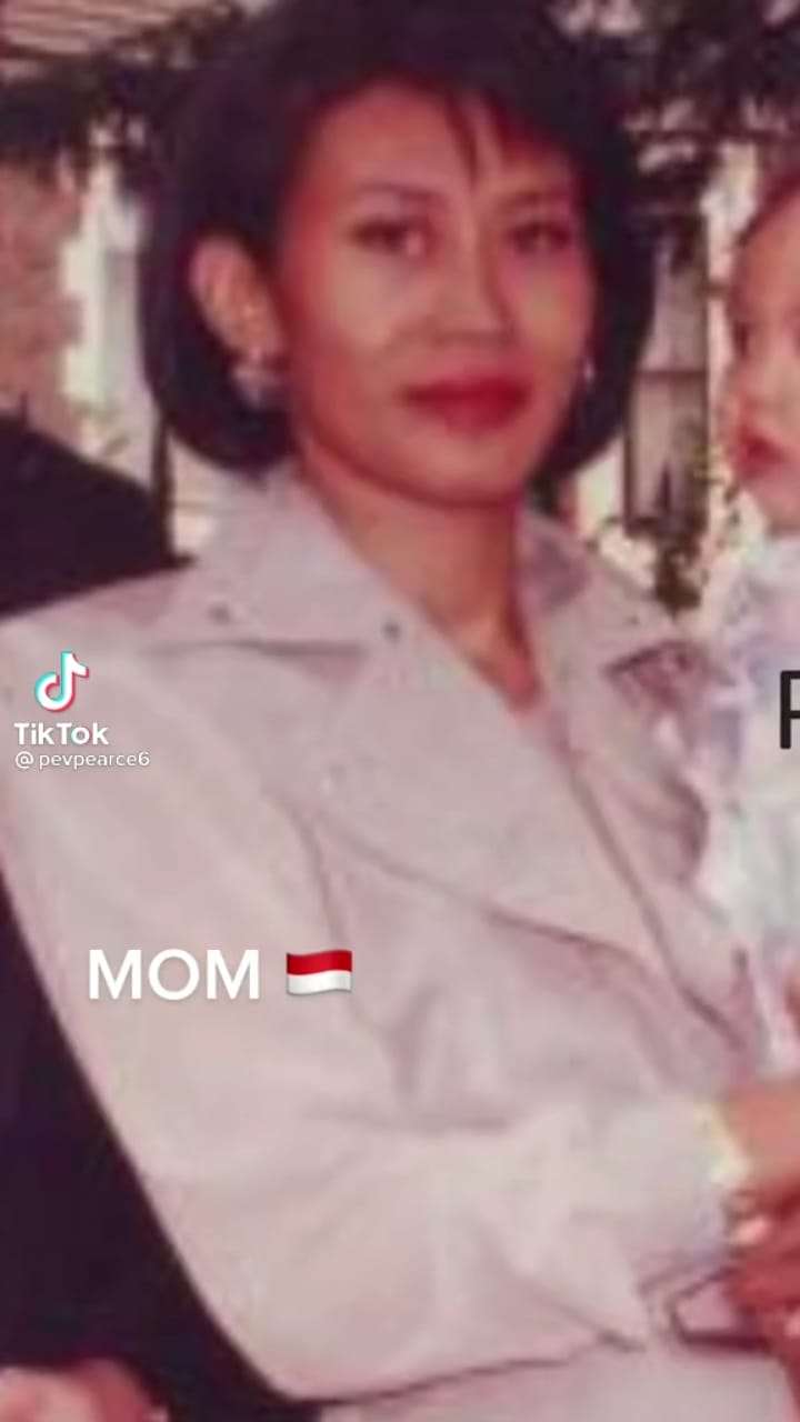 8 Potret Lawas Ibunda Pevita Pearce, Cantiknya Natural Banget!
