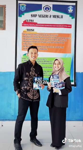 Kisah Cinta Kepsek di Lampung yang Nikahi Muridnya Sendiri, ‘Dulu Kepala Sekolah Kini Jadi Kepala Rumah Tangga’
