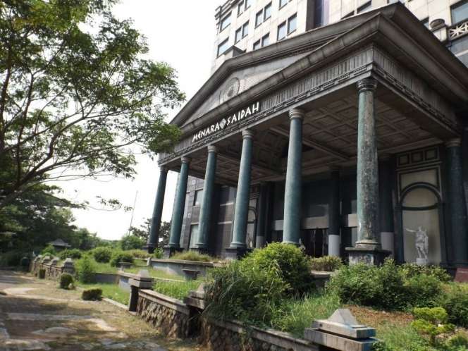 Bikin Merinding, Inilah Potret Rumah 3 Seleb yang Terbengkalai Puluhan Tahun, Angker Banget!
