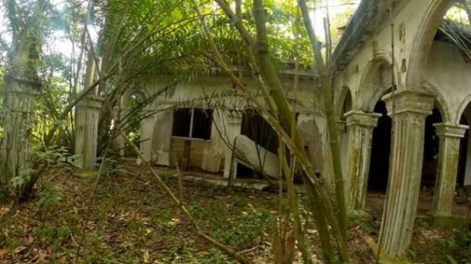 Bikin Merinding, Inilah Potret Rumah 3 Seleb yang Terbengkalai Puluhan Tahun, Angker Banget!
