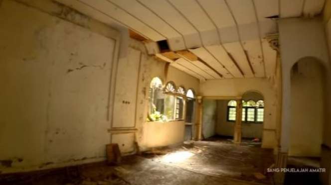 Bikin Merinding, Inilah Potret Rumah 3 Seleb yang Terbengkalai Puluhan Tahun, Angker Banget!