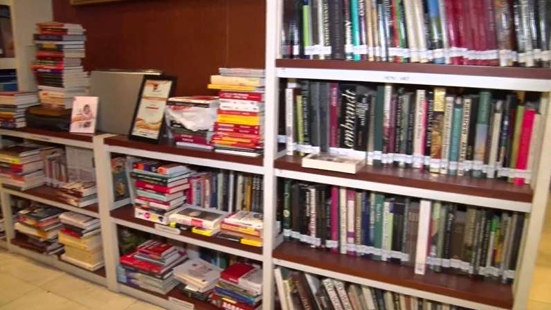 10 Potret Perpustakaan Pribadi Konglomerat Dita Soedarjo, Kutu Buku yang ‘Hot’, Koleksinya Bikin Syok!