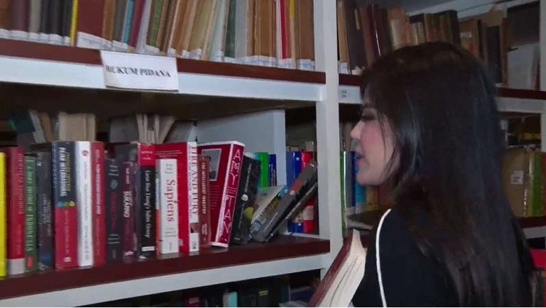 10 Potret Perpustakaan Pribadi Konglomerat Dita Soedarjo, Kutu Buku yang ‘Hot’, Koleksinya Bikin Syok!