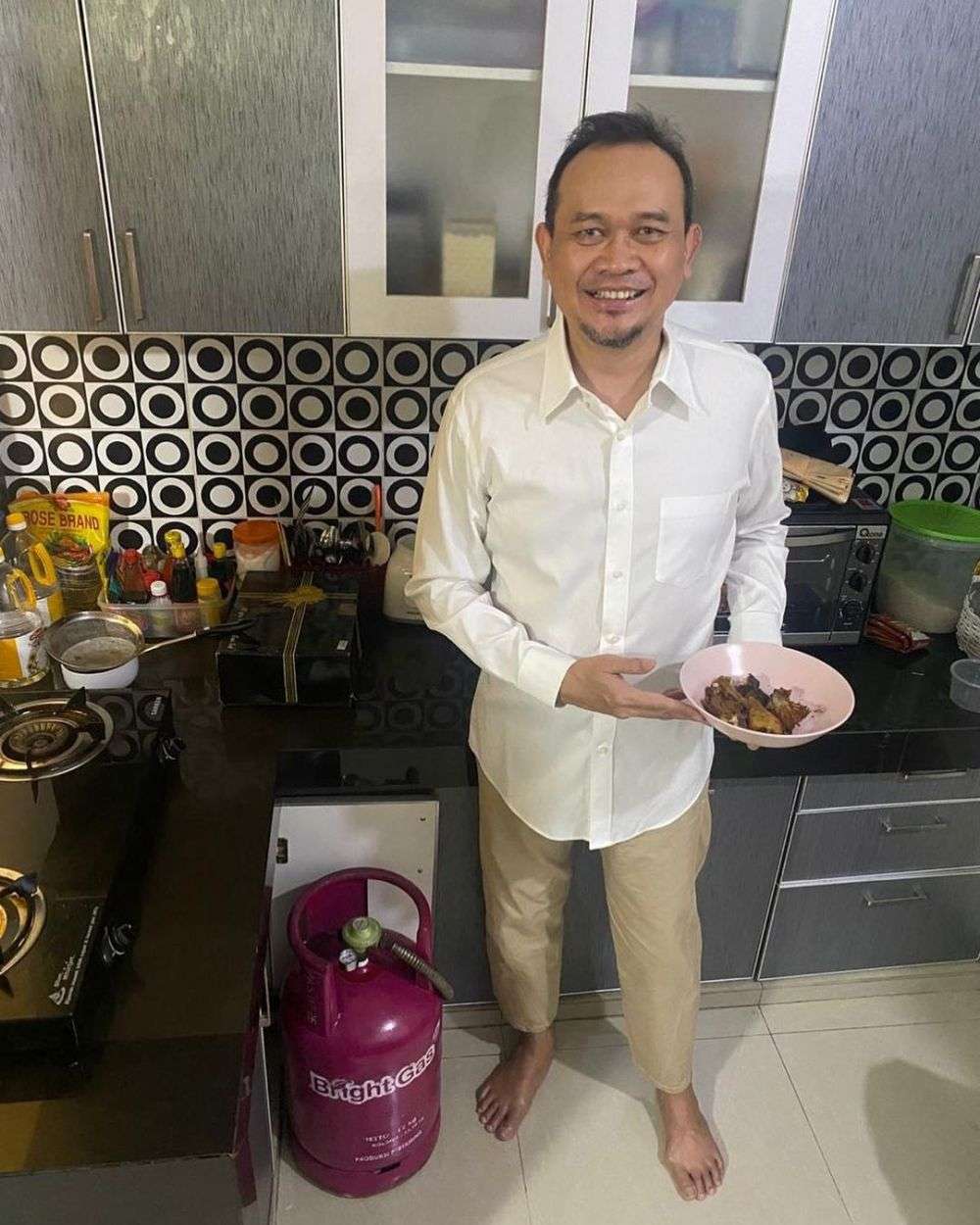 8 Potret Rumah Cak Lontong yang Jauh dari Kesan Mewah, Punya Banyak Koleksi Sepeda Mewah!