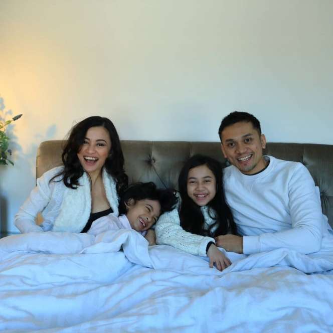 Potret Angie Virgin Ajak Anak Ngabuburit di Kota London 