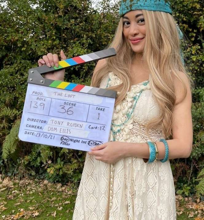 Potret Angie Virgin Ajak Anak Ngabuburit di Kota London 