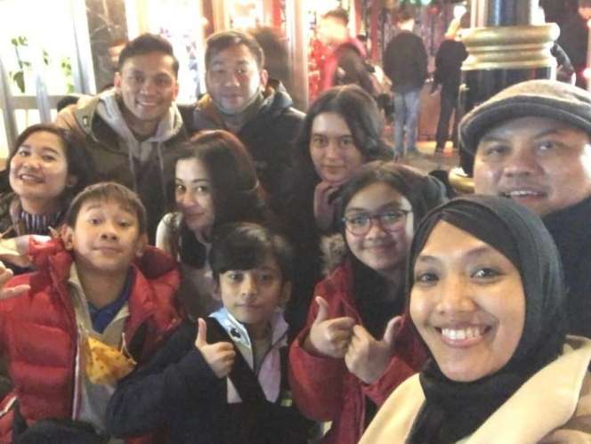 Potret Angie Virgin Ajak Anak Ngabuburit di Kota London 