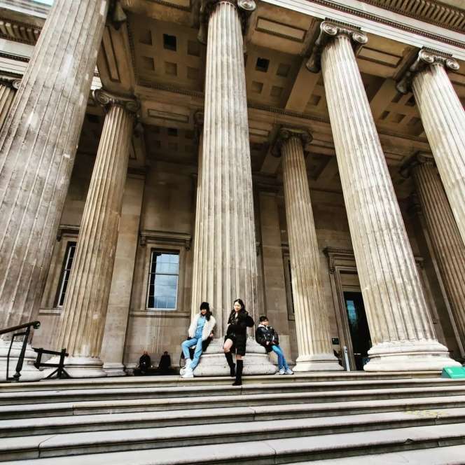 Potret Angie Virgin Ajak Anak Ngabuburit di Kota London 