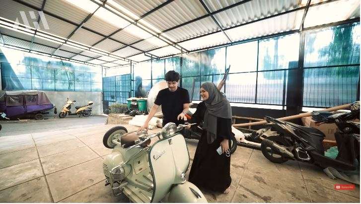 5 Seleb Ini Hadiahkan Vespa Antik Untuk Sang Suami, Punya Raffi Ahmad Seharga Rumah!