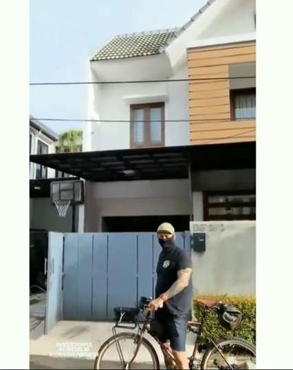 10 Adu Mewah Rumah Desta Mahendra VS Vincent Rompies, Bak Bumi dan Langit!