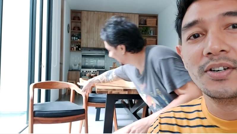 10 Adu Mewah Rumah Desta Mahendra VS Vincent Rompies, Bak Bumi dan Langit!