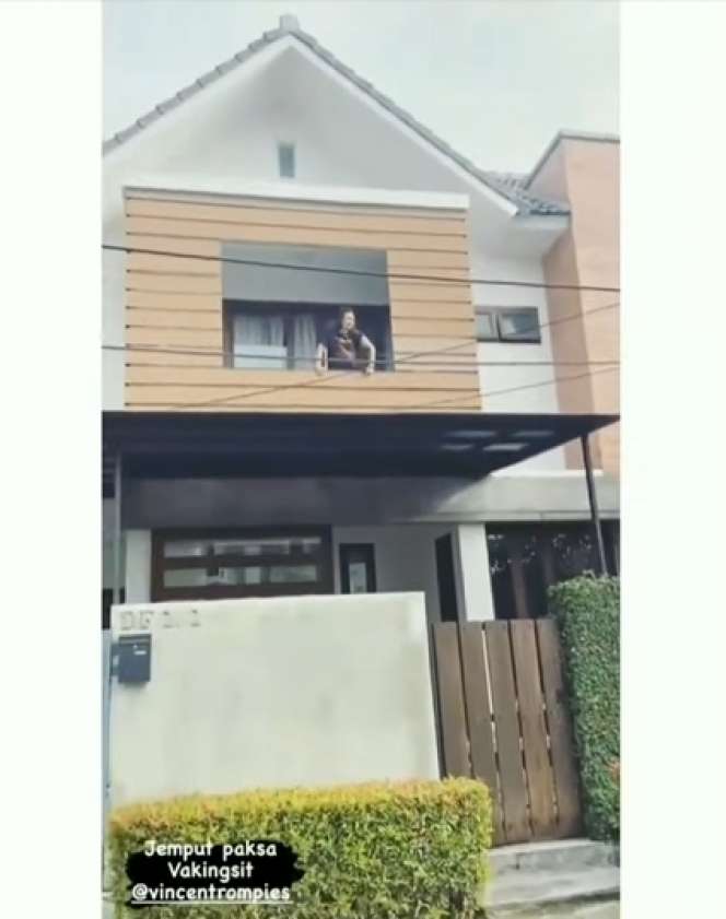 10 Adu Mewah Rumah Desta Mahendra VS Vincent Rompies, Bak Bumi dan Langit!