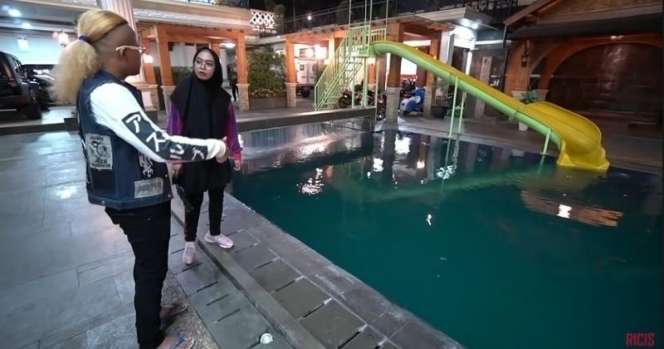8 Potret Kolam Renang Artis yang Super Mewah, Milik Momo Geisha Seperti Danau, Luas Banget!