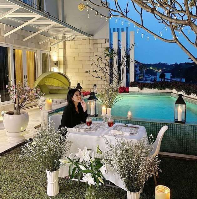 8 Potret Kolam Renang Artis yang Super Mewah, Milik Momo Geisha Seperti Danau, Luas Banget!
